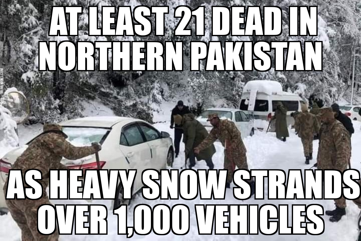 Pakistan snow strands cars